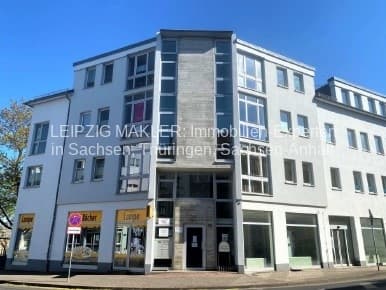 Mehrgeschossiges Wohnhaus mit Ladengeschäften im Erdgeschoss, Lindenthaler Hauptstraße in Leipzig