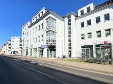 Mehrgeschossiges Wohngebäude mit weißer Fassade, Lindenthaler Hauptstraße in Leipzig