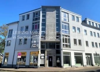 Modernes viergeschossiges Wohnhaus mit Glasfassade und Läden im Erdgeschoss, Lindenthaler Hauptstraße in Leipzig