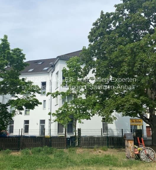 Mehrstöckiges Wohnhaus mit weißer Fassade, Satteldach und Dachgauben, Lindenthaler Hauptstraße in Leipzig