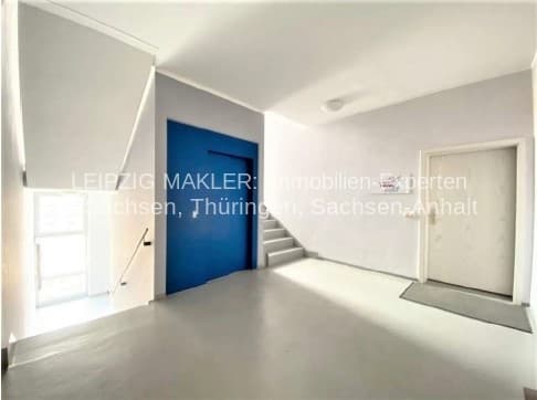 Leerer Gewerberaum mit weißen Wänden, Betonboden, blauer Tür und Treppen, Lindenthaler Hauptstraße in Leipzig