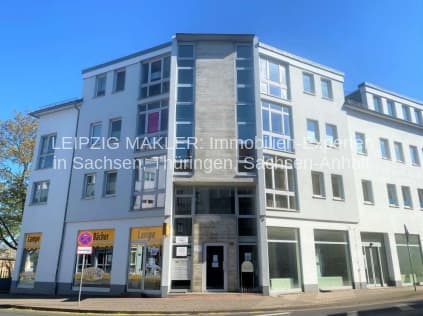Mehrgeschossiges Wohnhaus mit moderner Fassade aus Weiß und Grau, Lindenthaler Hauptstraße in Leipzig