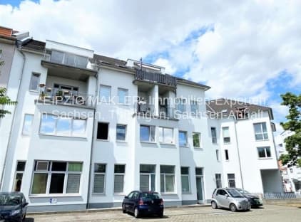 Viergeschossiges Wohngebäude mit weißer Fassade, Flachdach und großen Fenstern, Lindenthaler Hauptstraße in Leipzig