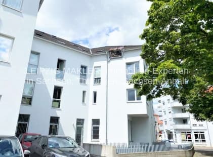 Dreigeschossiger Wohnblock mit weißer Fassade und Fensterreihen, Lindenthaler Hauptstraße in Leipzig