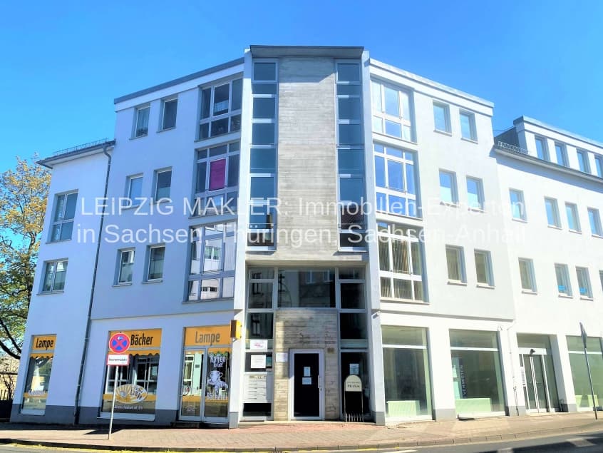 Dreigeschossiges Wohngebäude mit Ladengeschoss, weiße und blaue Fassade, Lindenthaler Hauptstraße in Leipzig