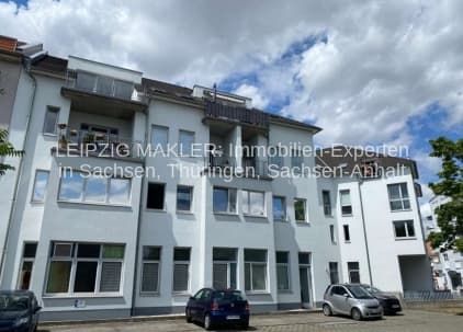 Viergeschossiges Wohngebäude mit weißer Fassade, Flachdach und großflächigen Fenstern, Lindenthaler Hauptstraße in Leipzig