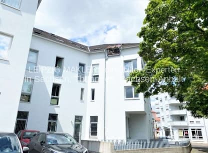 Viergeschossiges Wohngebäude mit weißer Fassade, Lindenthaler Hauptstraße in Leipzig