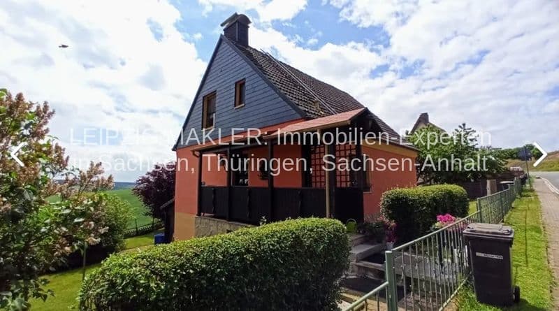 Zweistöckiges Einfamilienhaus mit Satteldach, rote Backsteinfassade im Erdgeschoss, Größnitz in Balgstädt