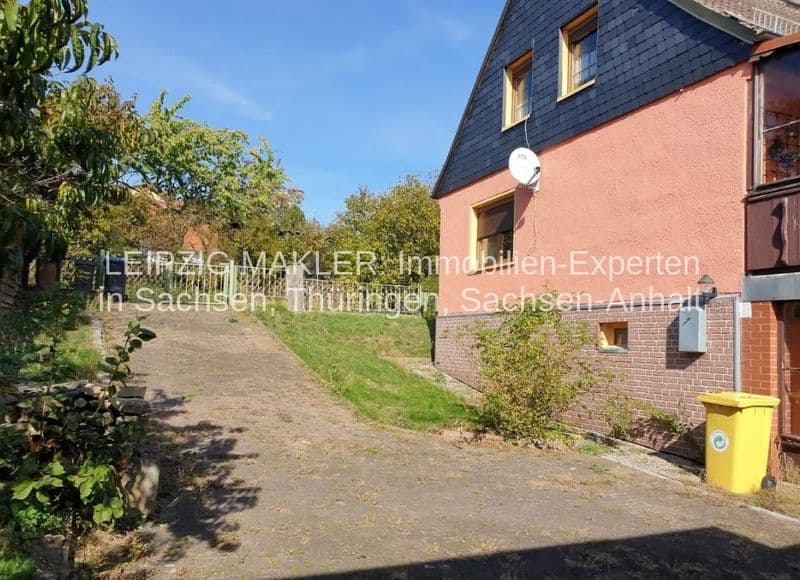 Zweistöckiges Wohnhaus mit Satteldach, rosa Putzfassade und Ziegelbau, umgeben von Grün, Größnitz in Balgstädt