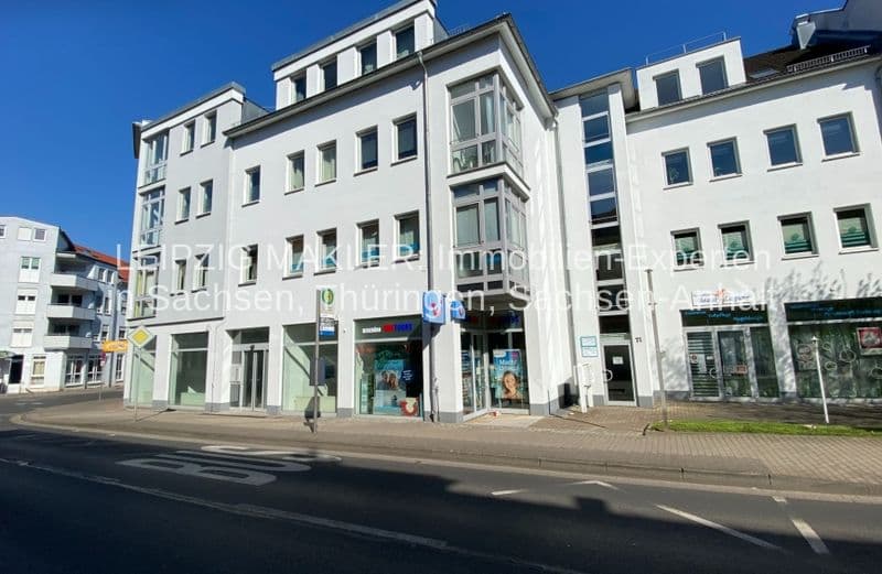 Viergeschossiges Wohn- und Geschäftshaus mit weißer Fassade, Mansardendach, Lindenthaler Hauptstraße in Leipzig