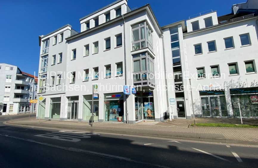 Viergeschossiges Wohn- und Geschäftshaus mit weißer Fassade, Mansardendach, Lindenthaler Hauptstraße in Leipzig