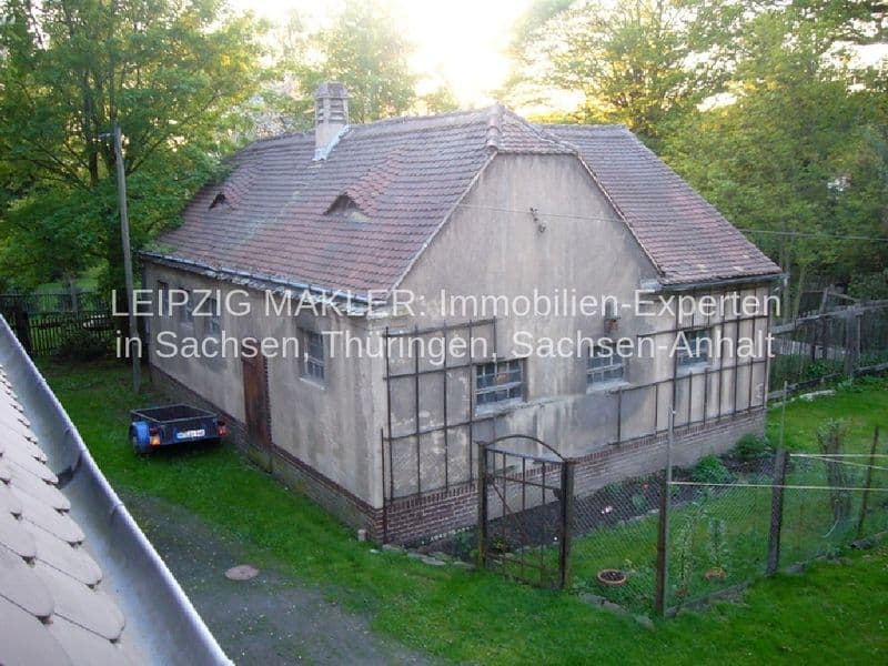 Einfamilienhaus mit Satteldach und Ziegeln, heller Putzfassade, Terrasse mit Metallgeländer, Waldweg in Beucha