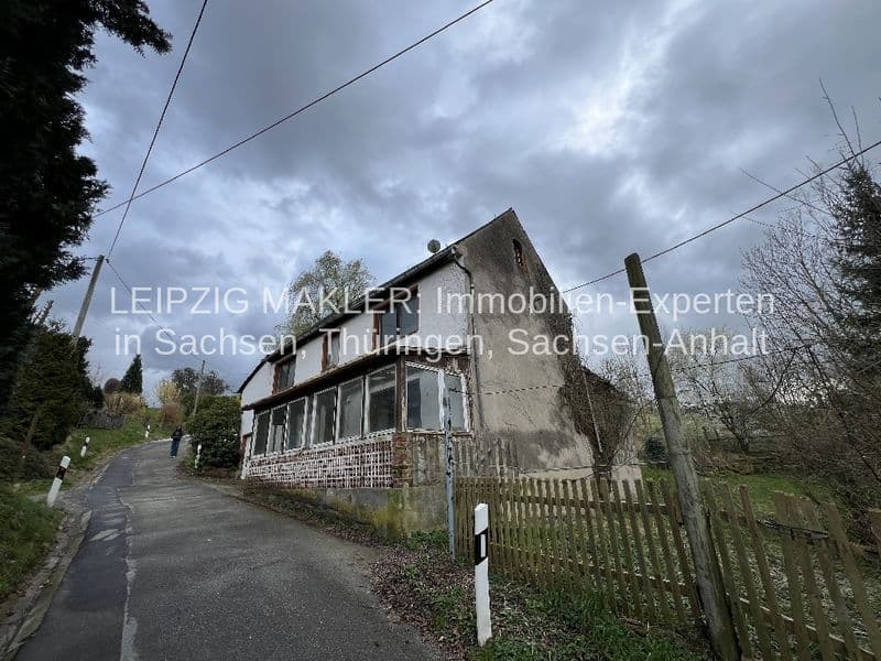 Einegeschossiges Haus mit Satteldach und Ziegelfassade, teilweise verputzt, Holzfenster, Holzzaun, Bergweg in Colditz