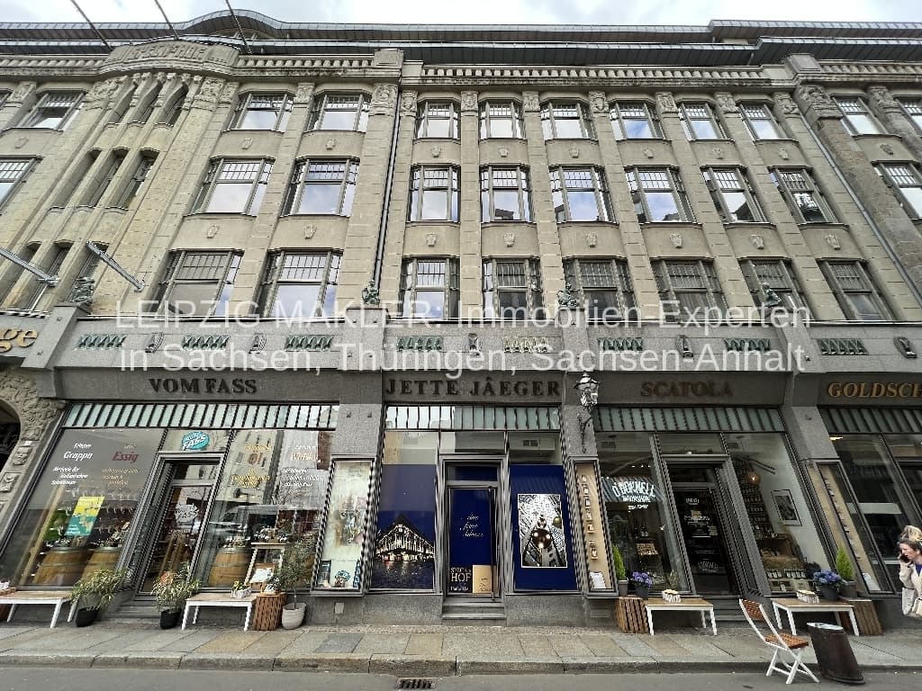Historische Fassade eines vierstöckigen Gründerzeithauses mit Vertikalgliederung, Schumachergäßchen in Leipzig