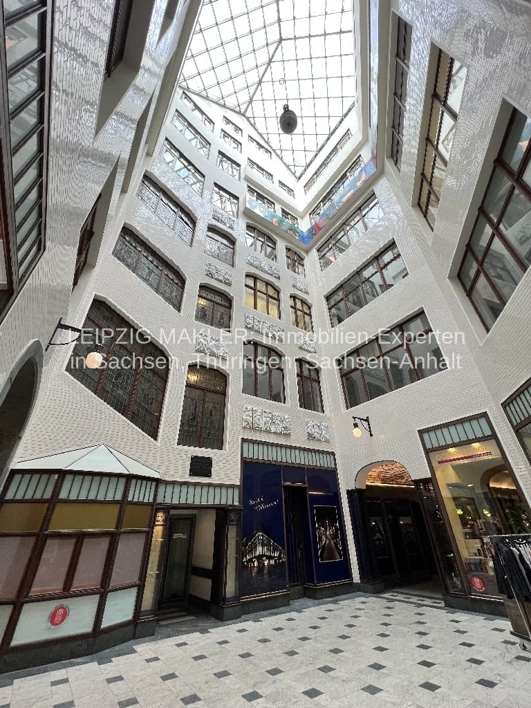 Innenhof mit Glaskuppel, vier Geschosse Backsteinfassade, Geschäfte im Erdgeschoss, Schumachergäßchen in Leipzig