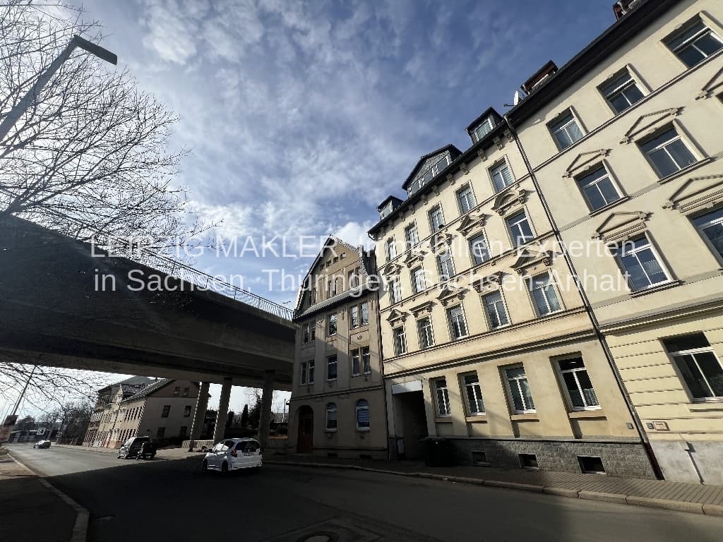 Fünfgeschossiges Gründerzeithaus mit Mansarddach und Stuckelementen, Putzfassade in Creme, Reichstraße in Gera