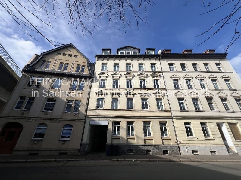 Gründerzeitgebäude mit vier Geschossen, heller Putzfassade, regelmäßigen Fensterreihen und Mansardendach, Reichstraße in Gera