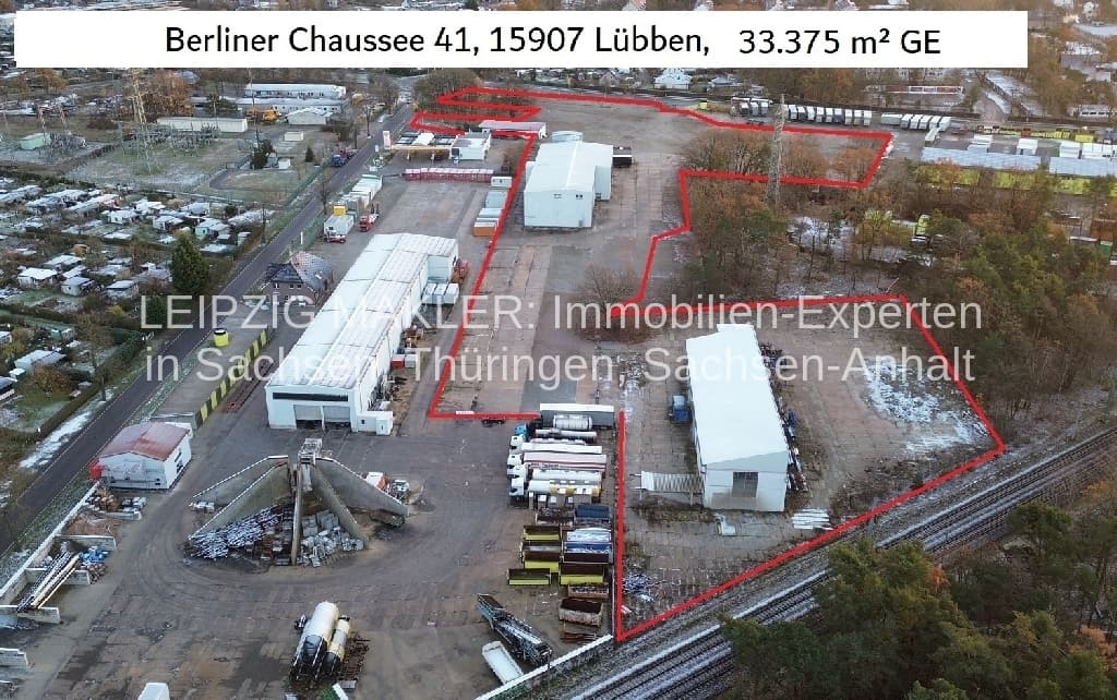 Luftaufnahme eines Gewerbegeländes mit zwei weißen Hallendächern, Berliner Chaussee in Lübben