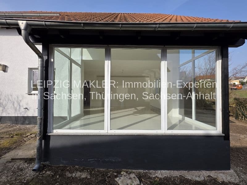 Moderne Terrassenverglasung mit schwarzem Rahmen an Haus mit Flachdach und Ziegeldach, Deumener Weg in Hohenmölsen