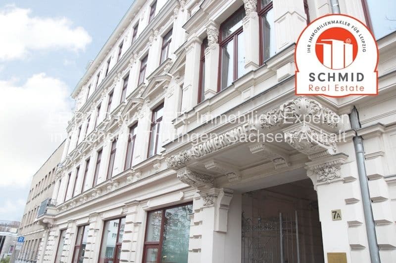Gründerzeitfassade eines Mehrfamilienhauses mit vier Geschossen, weißem Putz