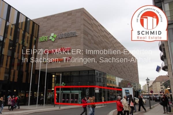 Modernes Gebäude mit horizontaler Holzfassade, Erdgeschoss mit roter Verglasung, mehrgeschossig, Am Hallischen Tor in Leipzig
