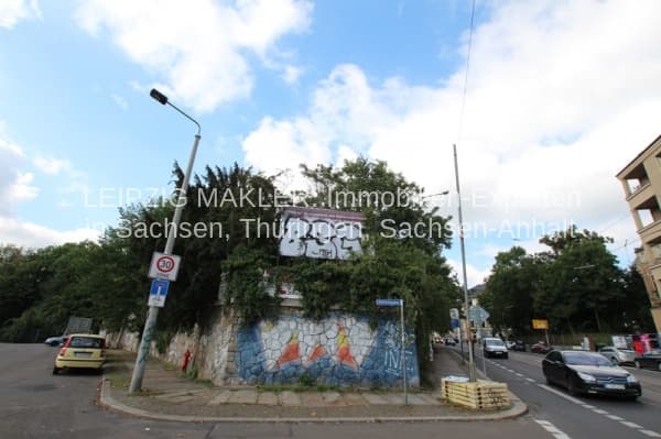Eckengrundstück mit mehrgeschossigem Bau, Graffiti an Fassade, dichter Baumbestand, Mühlholzgasse in Leipzig