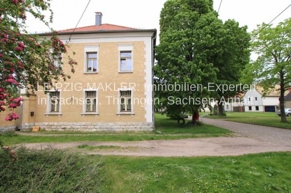 Zweigeschossiges Haus mit gelber Fassade, Satteldach und Ziegeln, Lindenstraße in Lützen