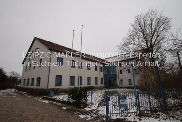 Zweigeschossiges Gebäude mit Putzfassade, Satteldach und modernem Glaselement, Am Lober in Krostitz