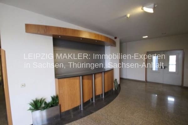 Ladenlokal mit geschwungener Theke aus Holz und Rollshutter, Betonboden, helle Wände, Am Lober in Krostitz