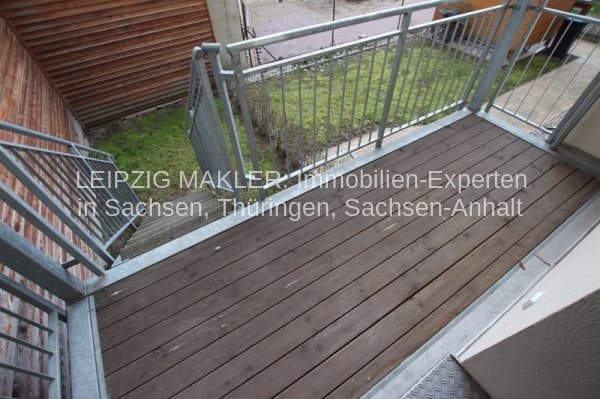 Holzterrasse mit Aluminium-Geländer und Blick auf begrünte Fläche, Leipzig