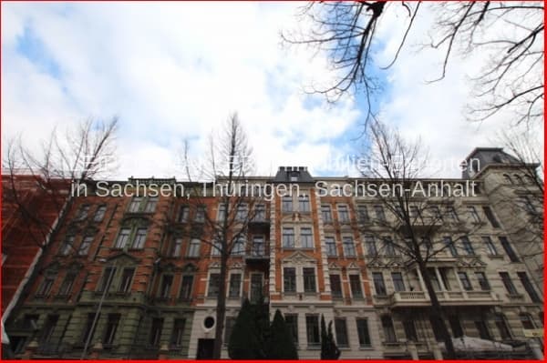 Gründerzeitfassade mit Backstein und Sandstein, fünf Geschosse, mansardendächer mit Gauben, August-Bebel-Straße in Leipzig