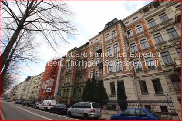 Gründerzeithaus mit fünf Geschossen, Fassade aus Backstein und Sandstein, Mansardendach, August-Bebel-Straße in Leipzig