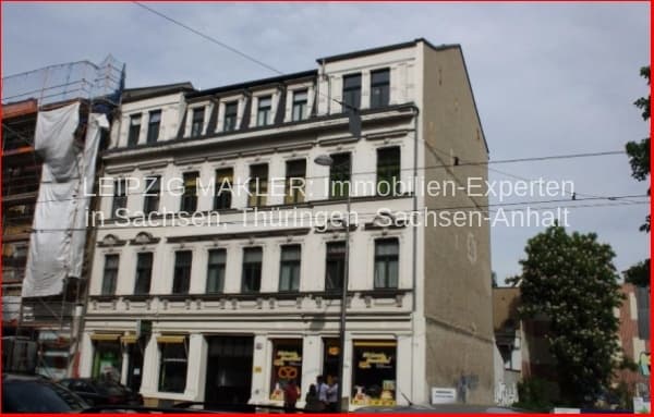 Viergeschossiges Gründerzeithaus mit Mansardendach, Fassade aus Stein und Putz, Lindenthaler Straße in Leipzig