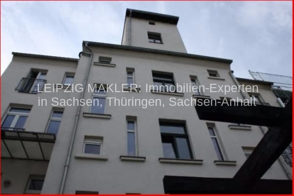Fünfgeschossiges Wohngebäude mit grauer Putfassade und regelmäßiger Fensteranordnung, Lindenthaler Straße in Leipzig