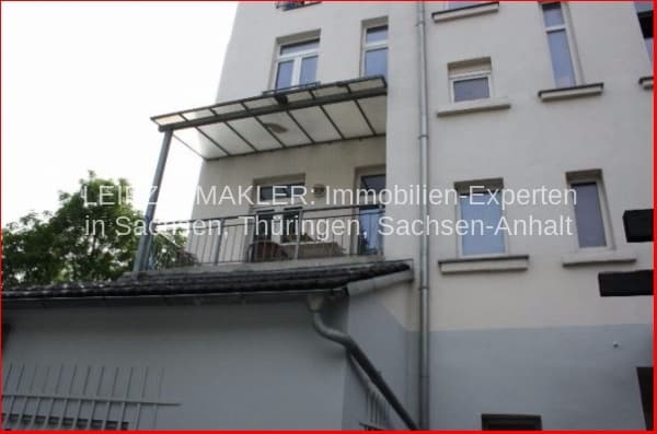 Viergeschossiges Mehrfamilienhaus mit grauer Fassade, Lindenthaler Straße in Leipzig