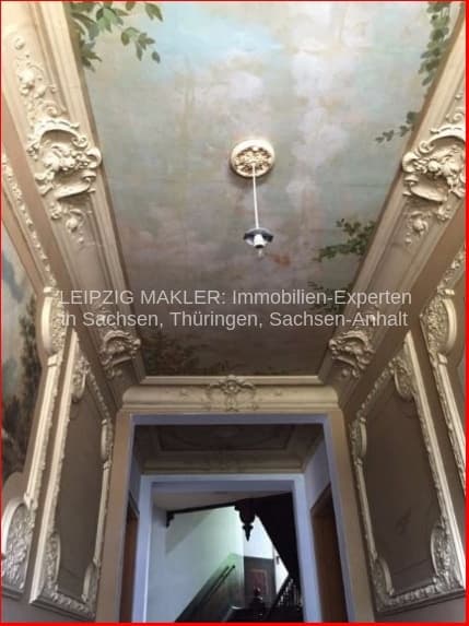 Treppenhaus mit ornamentaler Stuckleiste an den Wänden, bemalter Decke mit Rankenwerk und zentraler Deckenleuchte