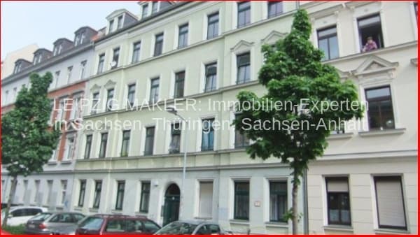 Gründerzeithaus mit fünf Geschossen, Mansardendach, Stuckfassade und Efeu bewachsen, Lauchstädter Straße in Leipzig-Plagwitz