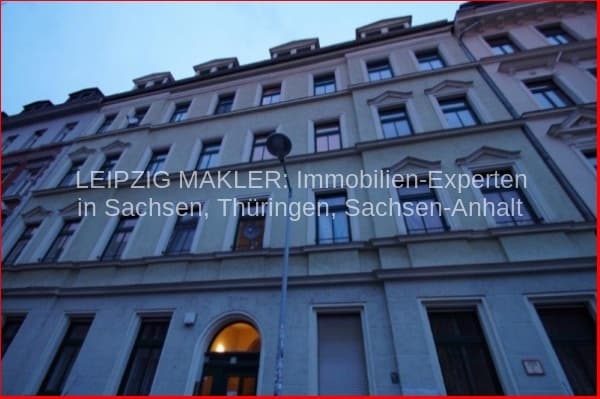 Fünfgeschossiges Gründerzeithaus mit hellblauer Fassade, Lauchstädter Straße in Leipzig