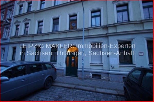 Fünfgeschossiges Gründerzeithaus mit heller Fassade und regelmäßigen Fensterreihen, Lauchstädter Straße in Leipzig-Plagwitz