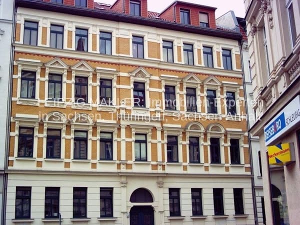 Gründerzeithaus mit fünf Geschossen, Klinker in Gelb und Rot, regelmäßige Fensterreihen, Schnorrstraße in Leipzig