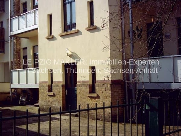 Gründerzeithaus mit Backsteinzockel, verputzter Fassade und hohen Sprossenfenstern, Schnorrstraße in Leipzig-Schleußig