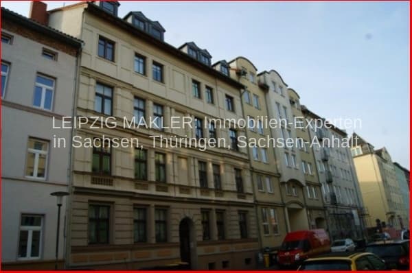 Gründerzeitgebäude mit fünf Geschossen, Mansarddach, Fassade aus Stein mit grünen Fensterläden, Krausenstraße in Halle
