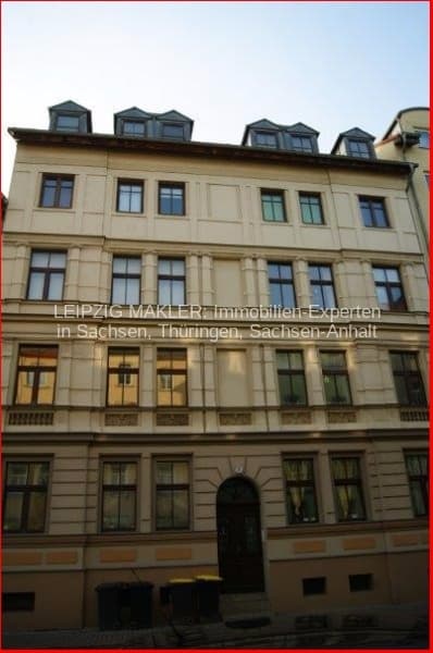 Fünfgeschossiges Gründerzeithaus mit Mansardendach und Gauben, Sandsteinfassade, Krausenstraße in Halle