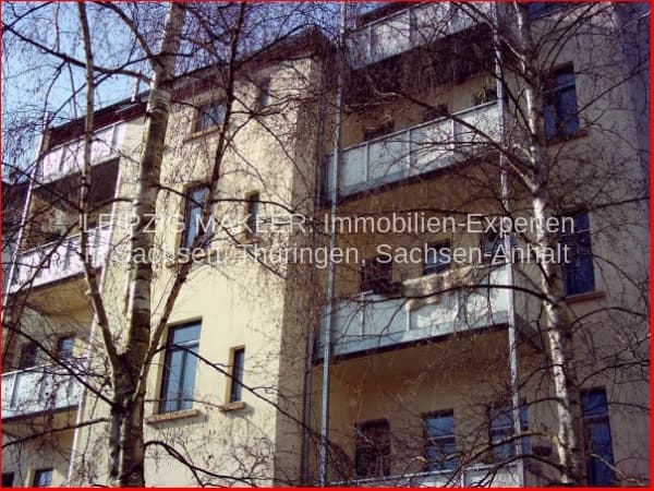 Fünfgeschossiger Wohnblock mit Putzfassade in Beige, Balkone, hohe Fenster, Schnorrstraße in Leipzig-Schleußig