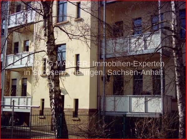 Fünfgeschossiges Wohnhaus mit Putzfassade, Balkone und Fensterreihen, Birken davor, Schnorrstraße in Leipzig-Schleußig