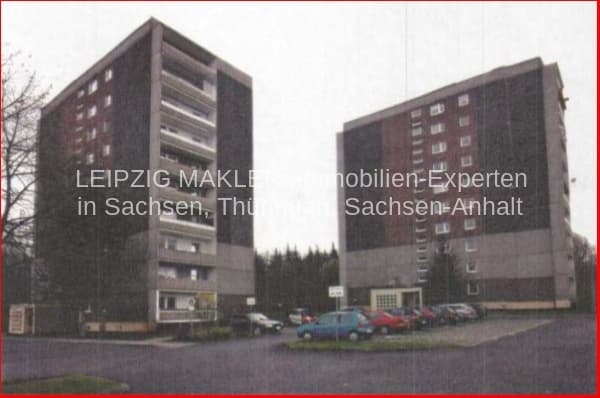 Zwei mehrgeschossige Wohnblöcke mit Backsteinmauwerk und fensterreicher Fassade, Auerbachstraße in Gera