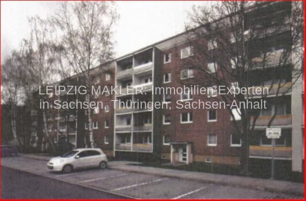 Viergeschossiges Wohngebäude aus Backstein mit Balkonen, Auerbachstraße in Gera
