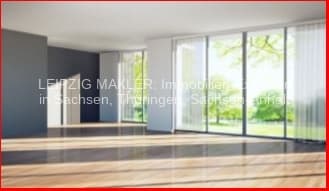 Leerer Wohnraum mit Holzparkett, große Schiebefenster zur Terrasse, helle Wände, moderner Grundriss