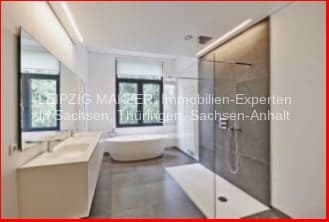 Badezimmer mit Badewanne am Fenster, Walk-in-Dusche mit Glaswand und Waschtisch