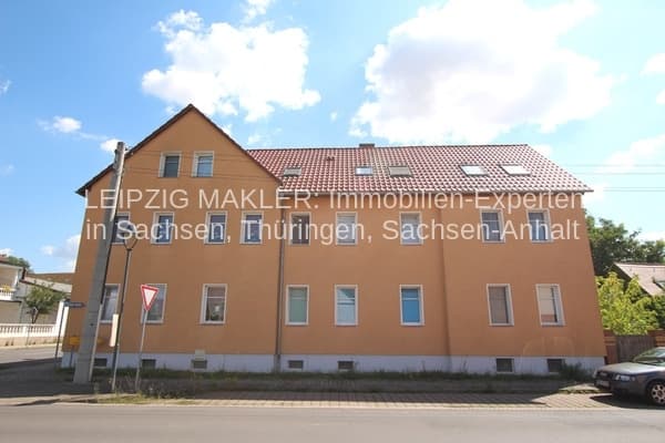 Mehrstöckiges Wohngebäude mit Satteldach und Ziegeln, ockergelbe Fassade, mehrere Fenster, Ochelmitzer Straße in Jesewitz